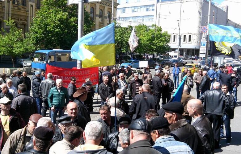Мінсоцполітики пікетують робітники уранової шахти