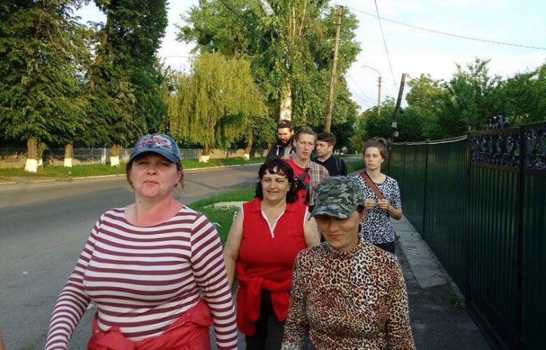 Колона протестуючих медиків зайшла  у Київ та направляється до Кабміну