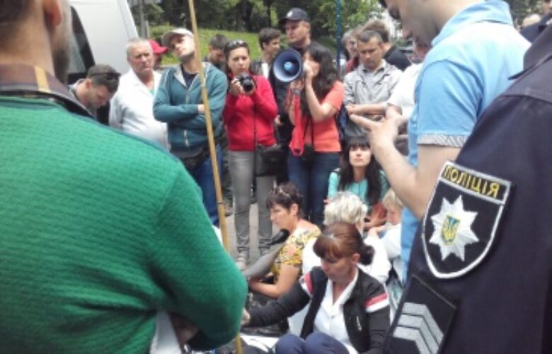 Поліція проти «голодних» лікарів: під Кабміном відбулися сутички