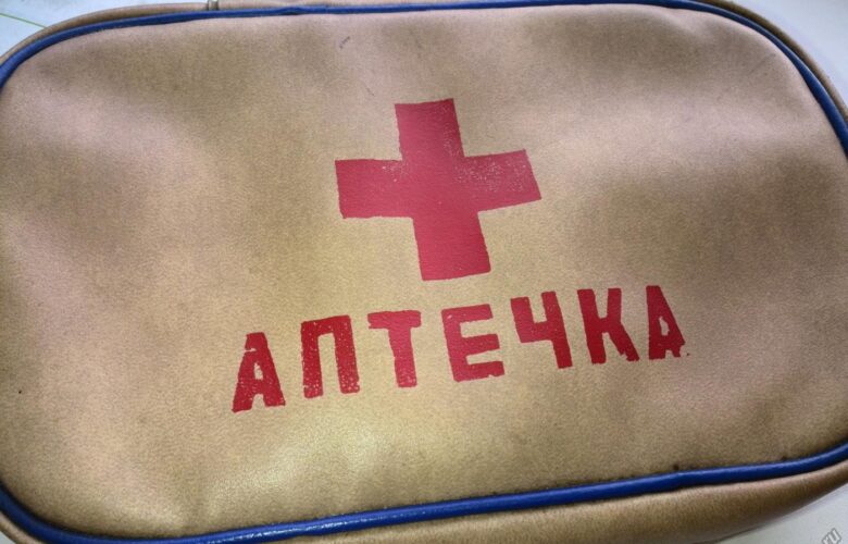 В аптечках столичних тролейбусів залишили лише джгути та бинти